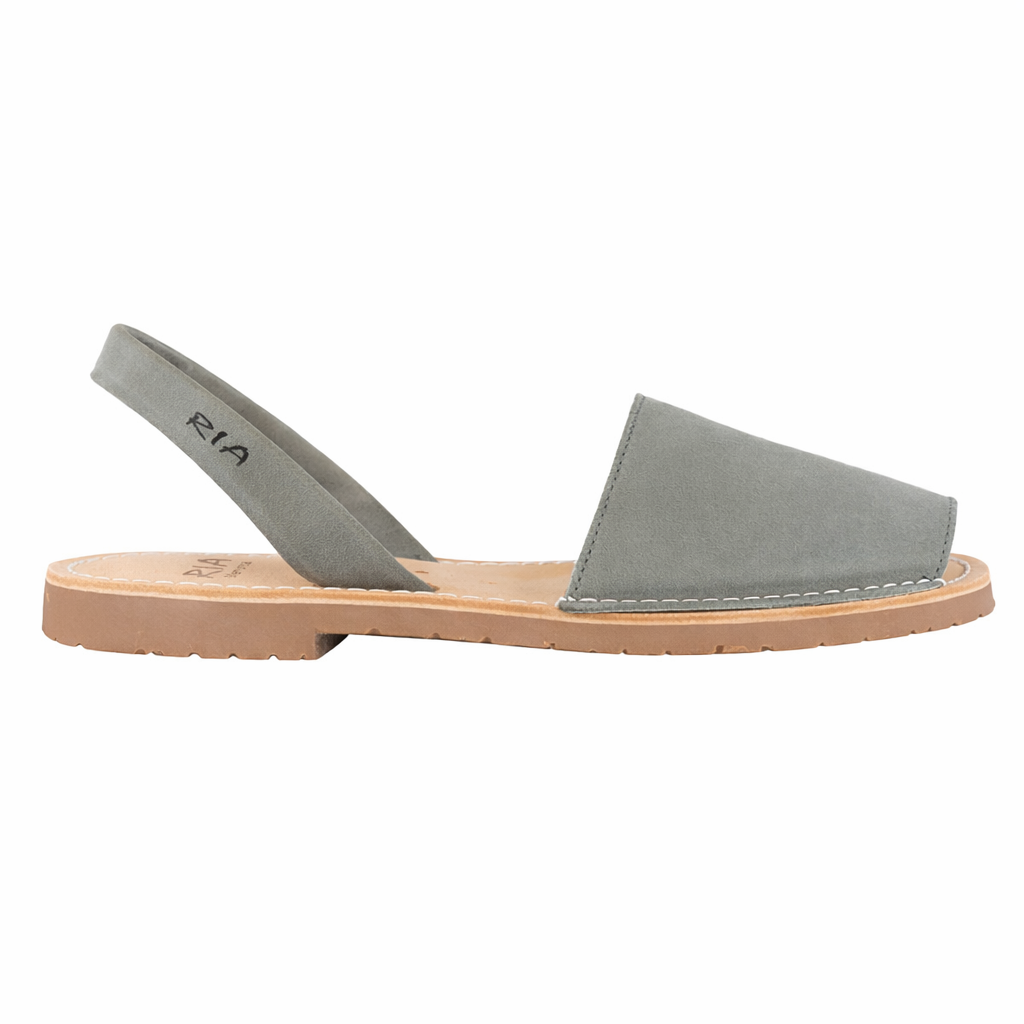 Graue Avarcas Damensandalen von RIA Menorca mit Karamellsohle