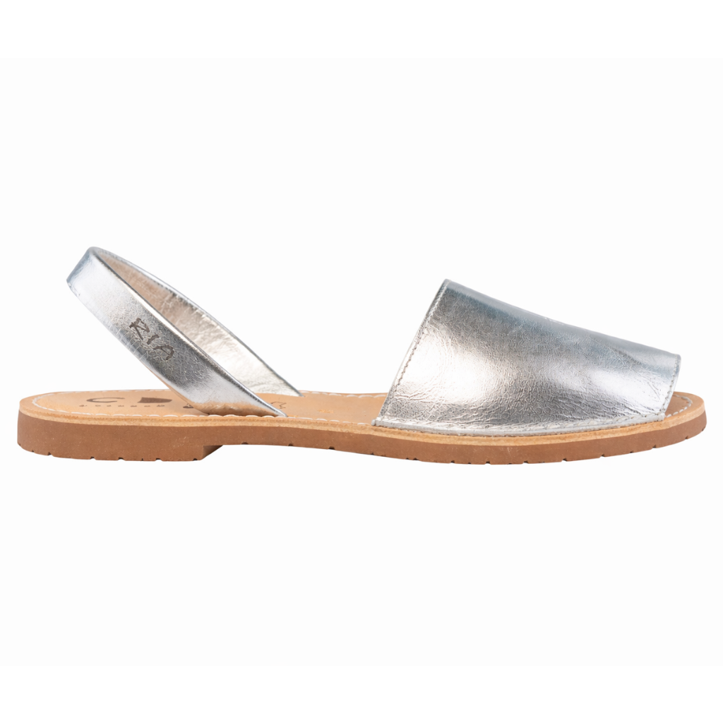 Silber Damensandale Avarca de Menorca mit Sohle in Karamell