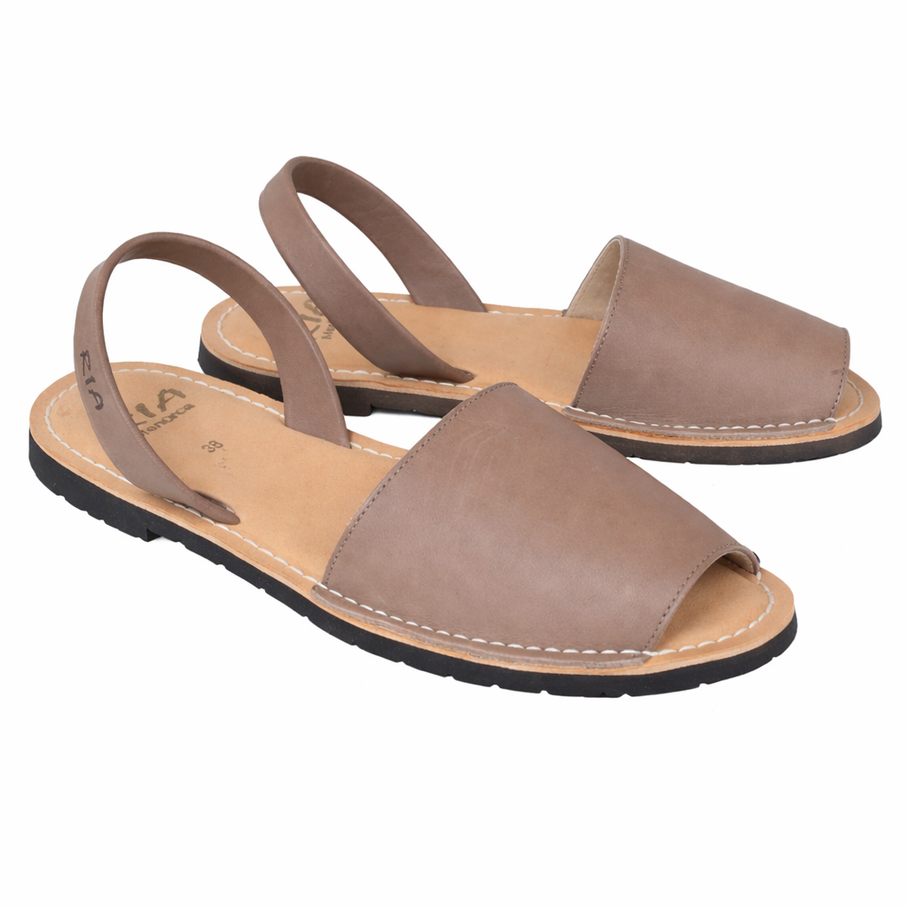 Komfort-Damensandale Avarcas in Graubraun von RIA Menorca mit Gelsohle