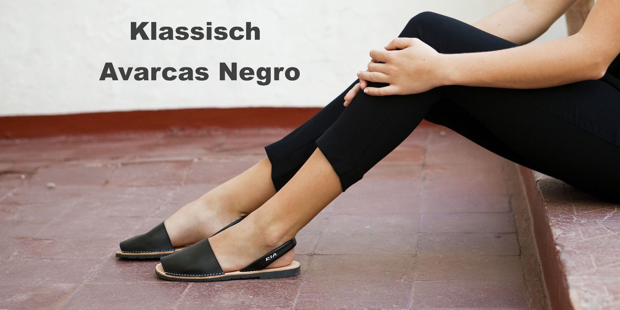 Klassische Avarcas Damensandalen in Schwarz in der Avarcaria von RIA Menorca