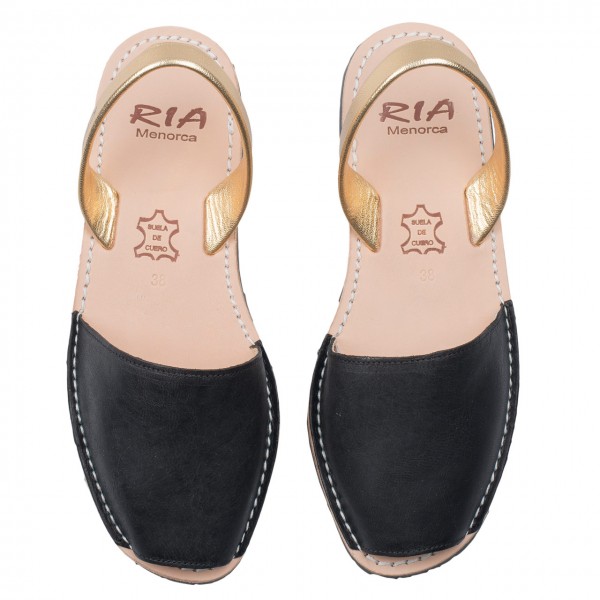 Avarca Schwarz-Gold.